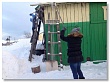 Уватские волонтеры убрали снег с крыши дома ветерана